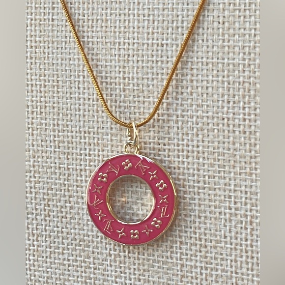 unbranded Jewelry - Pink Enamel L V Circle Pendant Necklace Gold Tone Chain 16” Chic